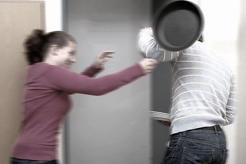 Gewalt gegen Männer: Frau schlägt Mann Gewalt gegen Männer: Frau schlägt Mann