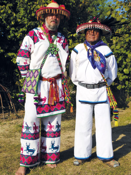 Marius mit Marakamé Don Heriberto, Wirrarika Natur Volk, Sierra Madre Occidental, Mexiko