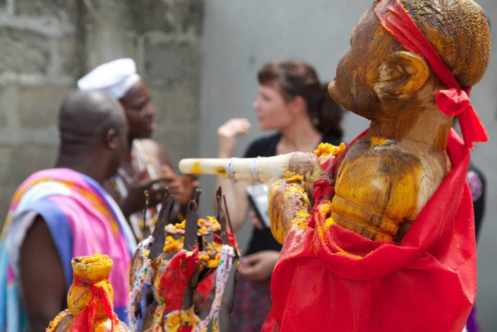 Die wahre Bedeutung von Vodou Im Tempel von Messanh mit Toulabo (Hévièsso) im Vordergrund.
