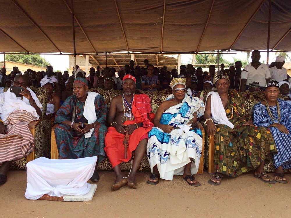 Hounoun Hounougbo Amedegnato mit rechts Alofa, Chef du Canton Ageougan, und anderen Priester*innen von UCTT.