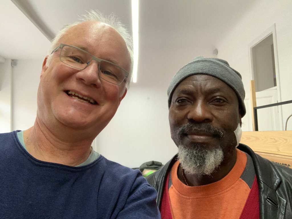 Messanh und Ronald Engert Der Chefredakteur der Tattva Viveka Ronald Engert mit Messanh Amadegnato