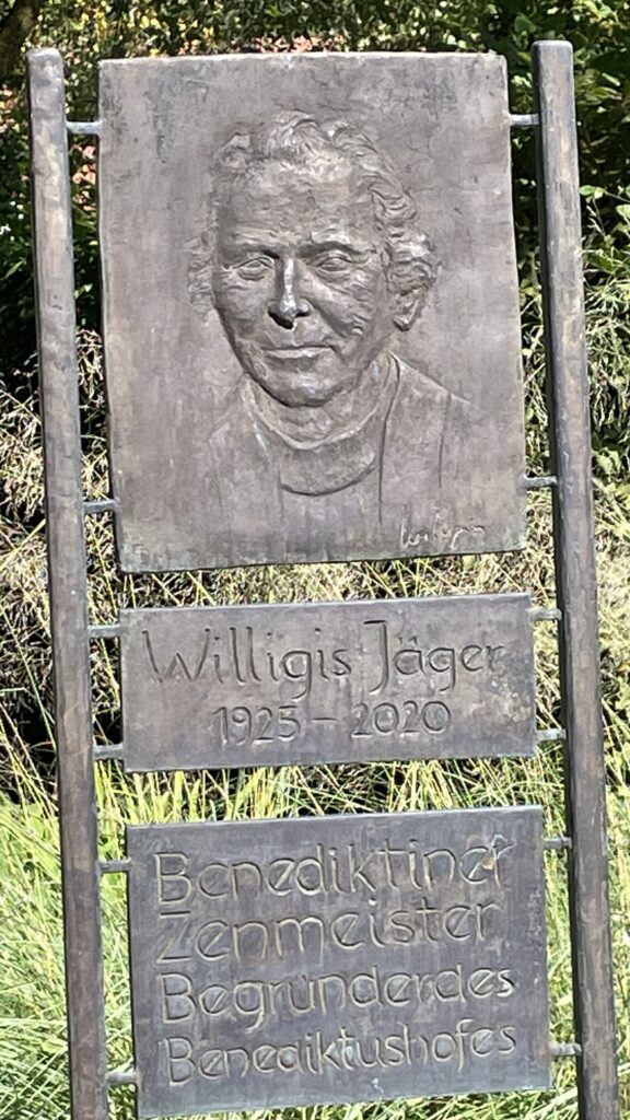Gedenktafel an den Begründer des Benediktushofs Willigis Jäger