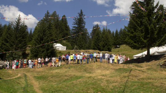 Mild von einer Gruppe, die eine Sufi-Meditation praktiziert