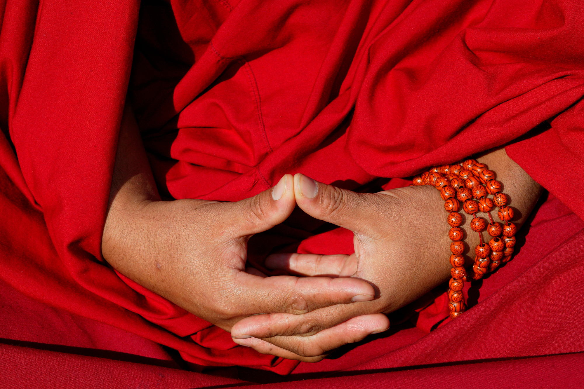 Bild zeigt eine typipsche Handhaltung bei der Meditation im Buddhismus